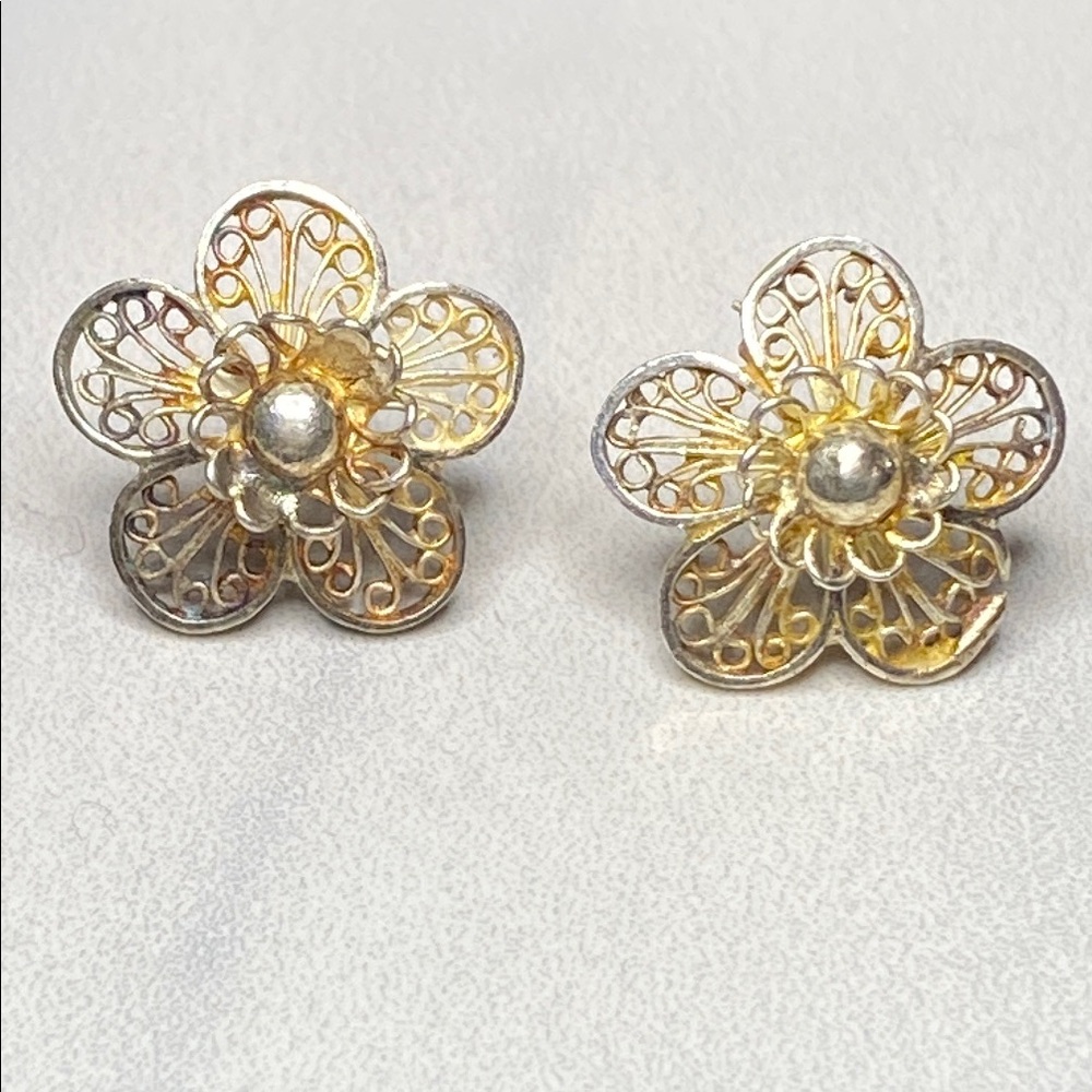 Elegant Sterling Silver Filigree Floral Screw-Post Earrings 925